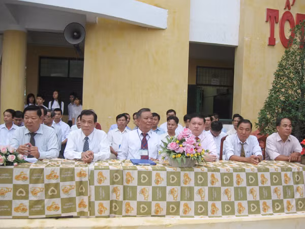 Lãnh đạo tỉnh và thành phố dự khai giảng tại trường Hoàng Diệu