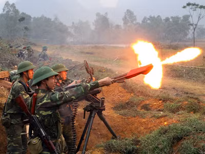 Hỏa lực bắn yểm trợ cho trung đội bộ binh vượt sông tiến công mục tiêu địch. (Ảnh: Trọng Đức/TTXVN)