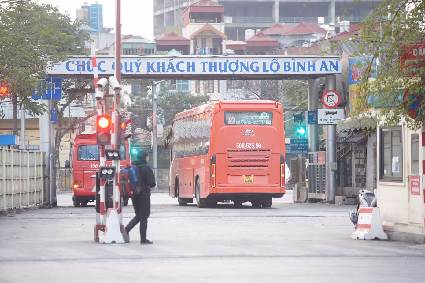 Chuyến xe về Đà Nẵng rời bến xe Giáp Bát trong chiều 29 Tết.