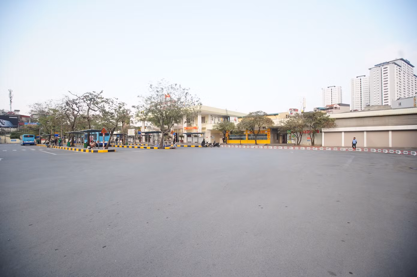Ghi nhận của PV, chiều 29 Tết, ngày cuối cùng trước khi bước sang năm mới Ất Tỵ 2025, bến xe Giáp Bát vắng lặng, không còn sự đông đúc.