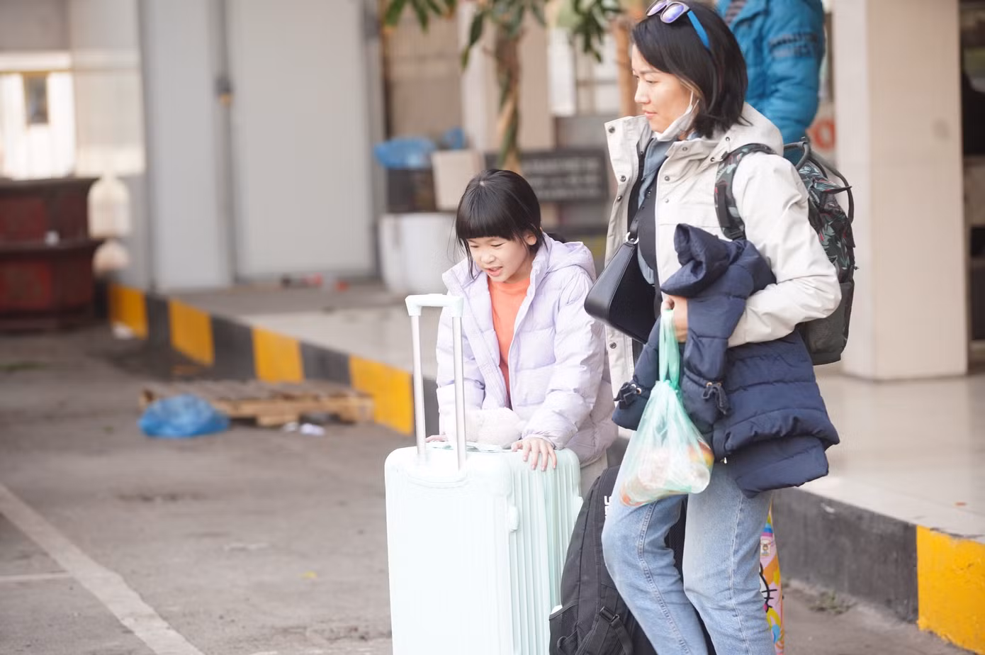 Trẻ em háo hức trở về nhà cùng phụ huynh.