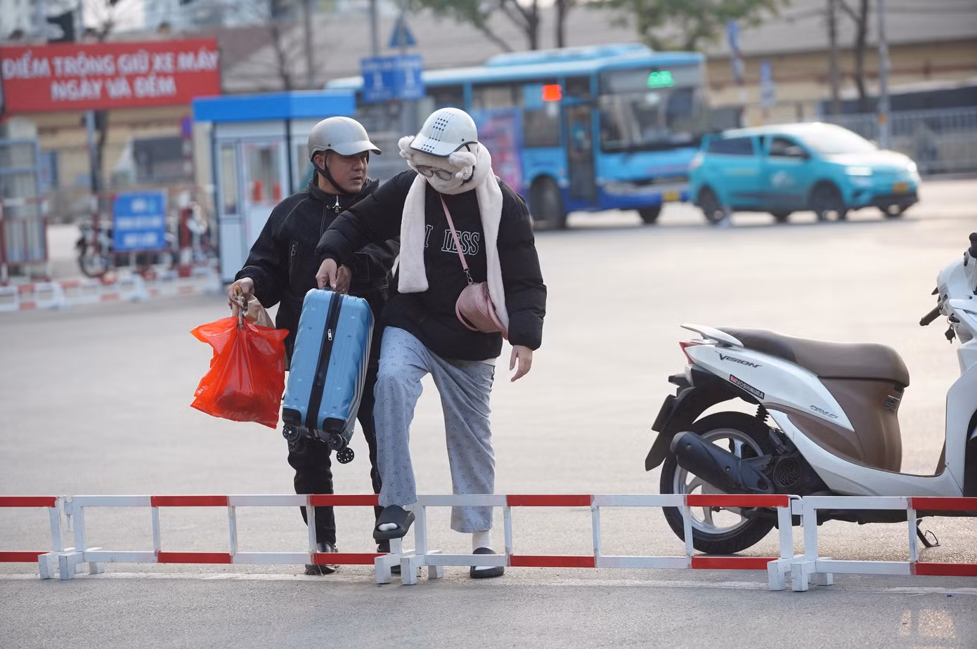 Cuối giờ chiều, chỉ còn 3 chuyến xe rời Hà Nội, một chuyến về Nam Định lúc 17h15, hai chuyến về Đà Nẵng lúc 17h30 và 19h30