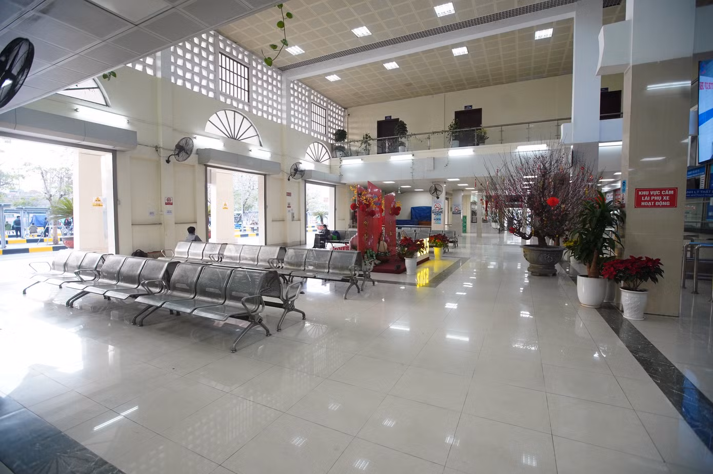 Bên trong khu vực bán vé, phòng chờ vắng hoe.