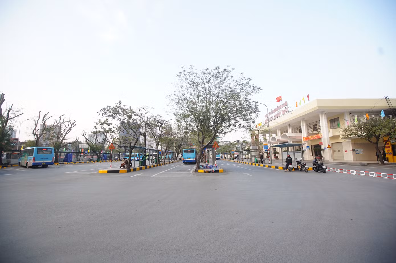 Khu vực đón trả khách xe buýt không còn tấp nập.