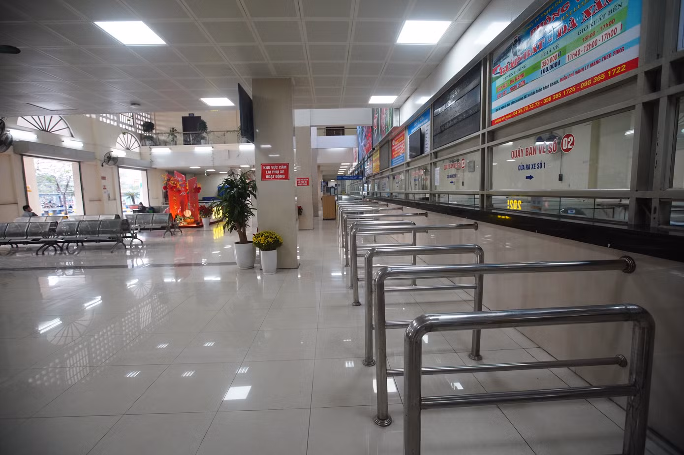 Bên trong khu vực bán vé, phòng chờ vắng hoe.