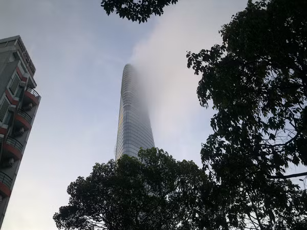 Khói hay sương mù đang tan dần...