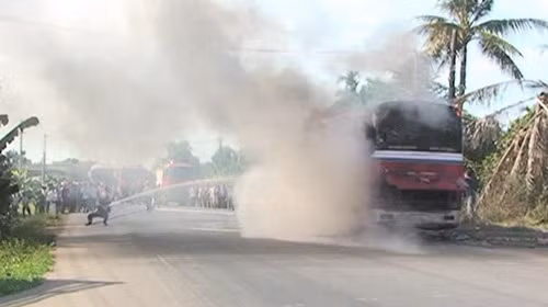 Xe khách bốc cháy ngùn ngụt trên quốc lộ 1A