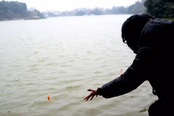 Hàng nghìn người đổ về hồ Gươm đế phóng sinh