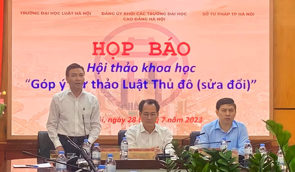 TS. Chu Mạnh Hùng, Chủ Hội đồng trường Đại học Luật Hà Nội trả lời tại họp báo