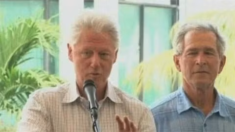 Cựu tổng thống George W. Bush (bên phải) và cựu tổng thống Bill Clinton tại một hội nghị tài trợ tái thiết ở Haiti năm 2010. Cựu tổng thống George W. Bush và cựu tổng thống Bill Clinton trong một hội nghị tài trợ tái thiết ở Haiti năm .