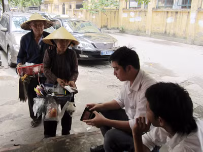 Người già và trẻ em phải lao động cật lực để nộp “tô” cho các đối tượng chăn dắt
