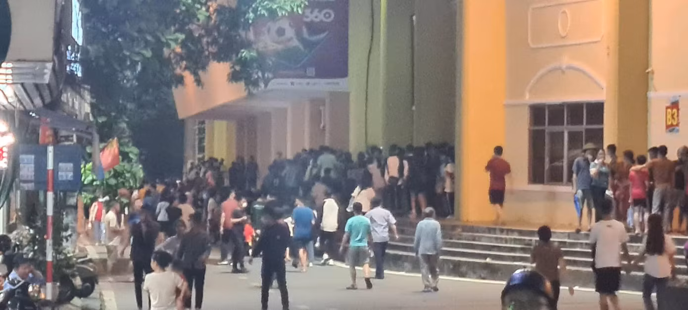 Đến 19 giờ, khu vực sân Thiên Trường chật kín người đến xem và cổ vũ cho các đội bóng của Bảng B - Ảnh: Hoàng Long Khán giả Thành Nam phủ kín sân Thiên Trường ở cả 2 lượt đấu đầu tiên của Bảng B để cổ vũ cho các đội bóng nước bạn - Ảnh: Hoàng Long Rất nhiều khán giả Thành Nam đến muộn và không vào được sân vì hết chỗ - Ảnh: Hoàng Long Tại khu vực sân Thiên Trường, tỉnh Nam Định còn tổ chức không gian văn hoá ẩm thực với nhiều món ăn truyền thống đặc sắc - Ảnh: Hoàng Long