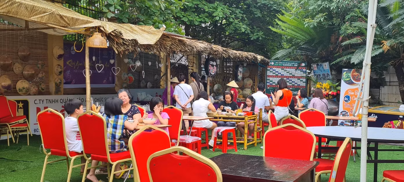 Tại khu vực sân Thiên Trường, tỉnh Nam Định còn tổ chức không gian văn hoá ẩm thực với nhiều món ăn truyền thống đặc sắc - Ảnh: Hoàng Long