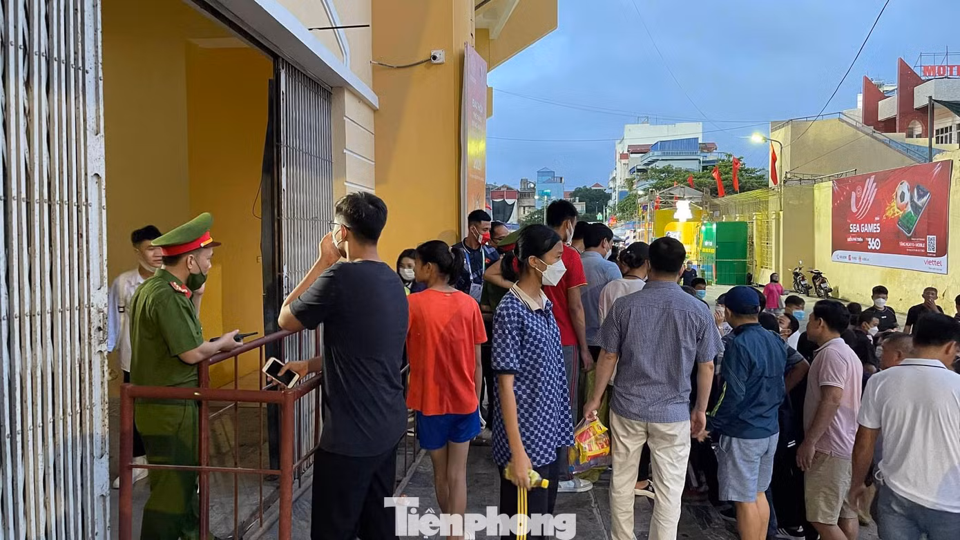 Mỗi trận đấu đều có trên 2 nghìn học sinh và người hâm mộ lấp kín hơn 30.000 chỗ ngồi của sân Thiên Trường - Ảnh: Hoàng Long Mỗi trận đấu đều có trên 2 nghìn học sinh và người hâm mộ lấp kín hơn 30.000 chỗ ngồi của sân Thiên Trường - Ảnh: Hoàng Long