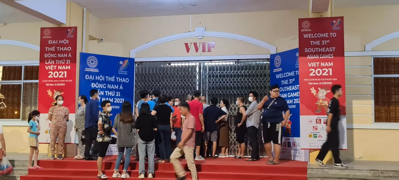 Rất nhiều khán giả Thành Nam đến muộn và không vào được sân vì hết chỗ - Ảnh: Hoàng Long Tại khu vực sân Thiên Trường, tỉnh Nam Định còn tổ chức không gian văn hoá ẩm thực với nhiều món ăn truyền thống đặc sắc - Ảnh: Hoàng Long