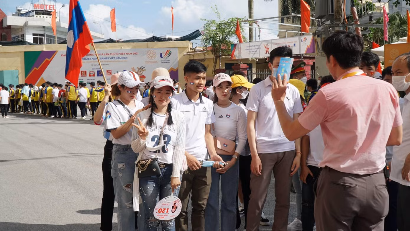 Chiều 9/5, khi nghe thông tin có một số du học sinh Lào đang học tại tỉnh không vào được sân vì hết chỗ, UBND tỉnh Nam Định đã cấp tốc chỉ đạo Sở VH-TT và DL phát vé mời, cử người đưa số du học sinh này vào tận sân để cổ vũ cho đội Lào - Ảnh: Hoàng Long