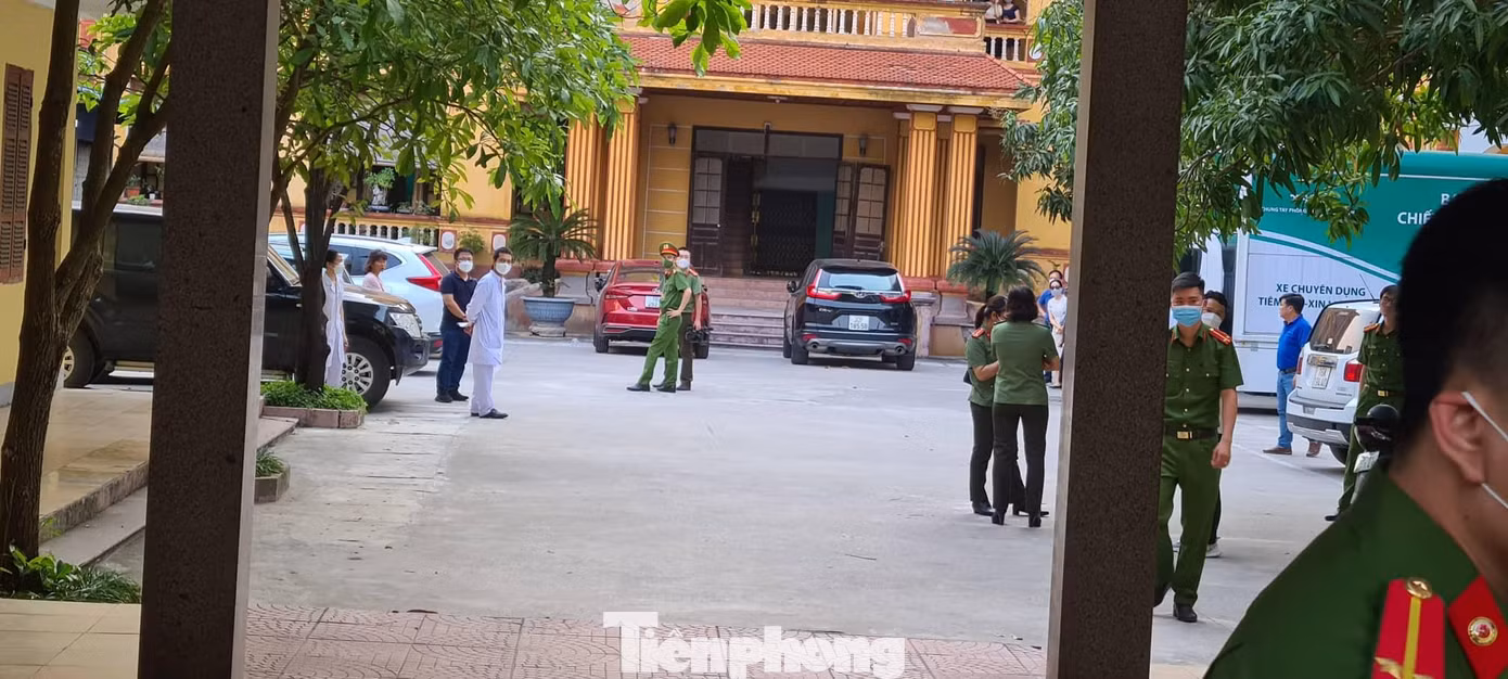 Trong trụ sở CDC Nam Định, lực lượng công an và các cơ quan chức năng đang tiến hành khám xét - Ảnh: Hoàng Long Trong trụ sở CDC Nam Định, lực lượng công an và các cơ quan chức năng đang tiến hành khám xét - Ảnh: Hoàng Long