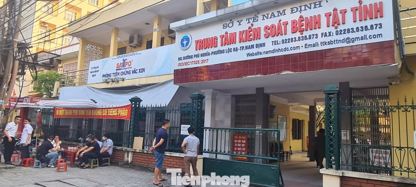 Trụ sở CDC Nam Định bị đóng cửa để phục vụ việc khám xét - Ảnh: Hoàng Long Trụ sở CDC Nam Định bị đóng cửa để phục vụ việc khám xét - Ảnh: Hoàng Long