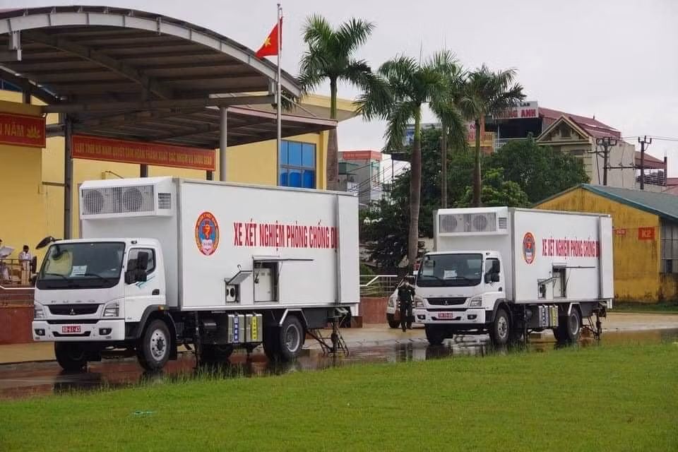 Quân đội điều động 4 xe xét nghiệm lưu động đến hỗ trợ tỉnh Hà Nam - Ảnh: Hoàng Long