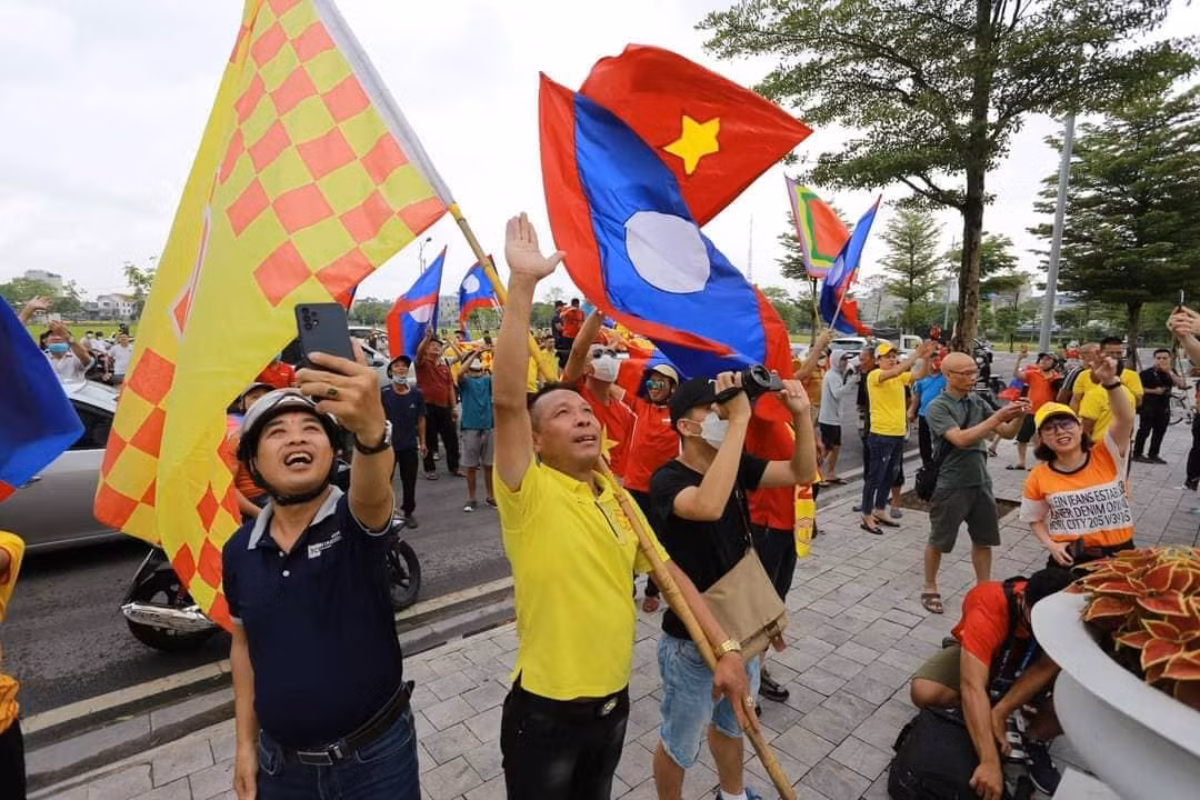 CĐV Nam Định diễu hành cổ động cho đội Lào và các đội bóng thi đấu tại sân Thiên Trường - Ảnh: Hoàng Long
