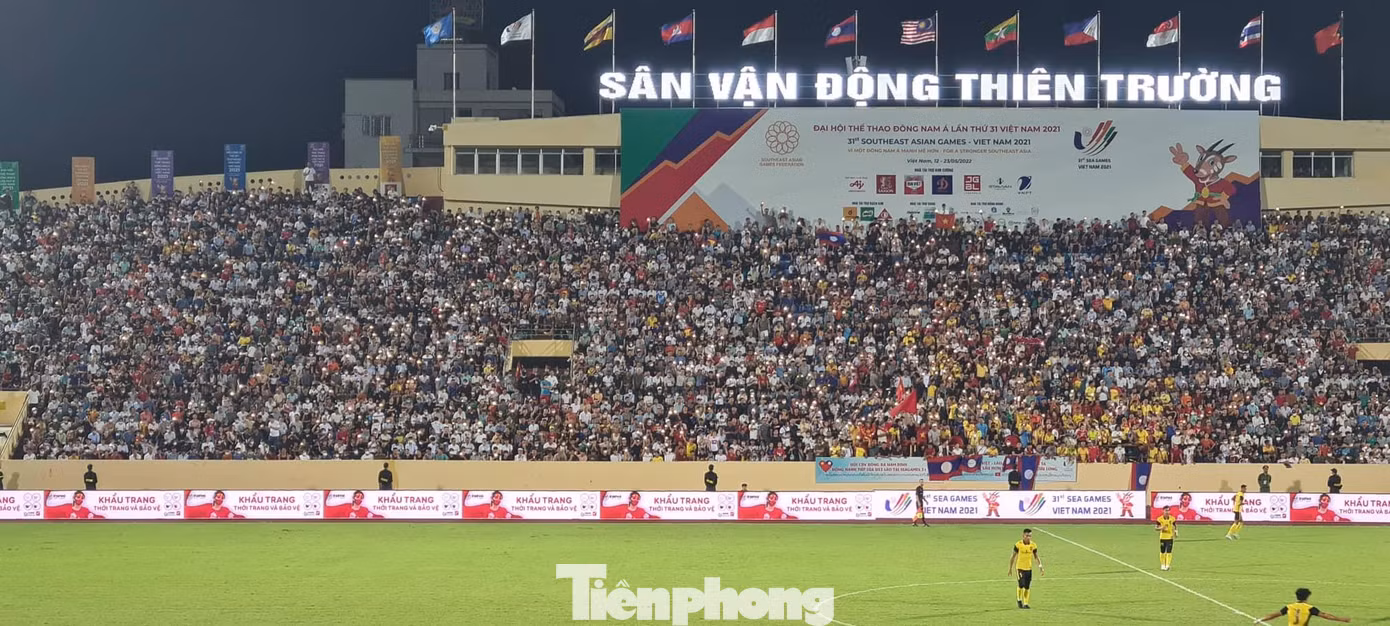 Sân Thiên Trường luôn chật kín khán giả cổ vũ các trận đấu - Ảnh: Hoàng Long Sân Thiên Trường luôn chật kín khán giả cổ vũ các trận đấu - Ảnh: Hoàng Long