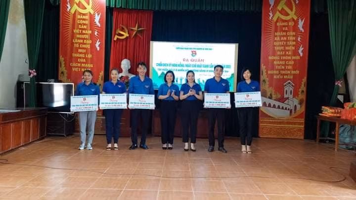 Tỉnh Đoàn Thái Bình tặng quà, áo phao, sân chơi thiếu nhi trong ngày ra quân - Ảnh: Hoàng Long