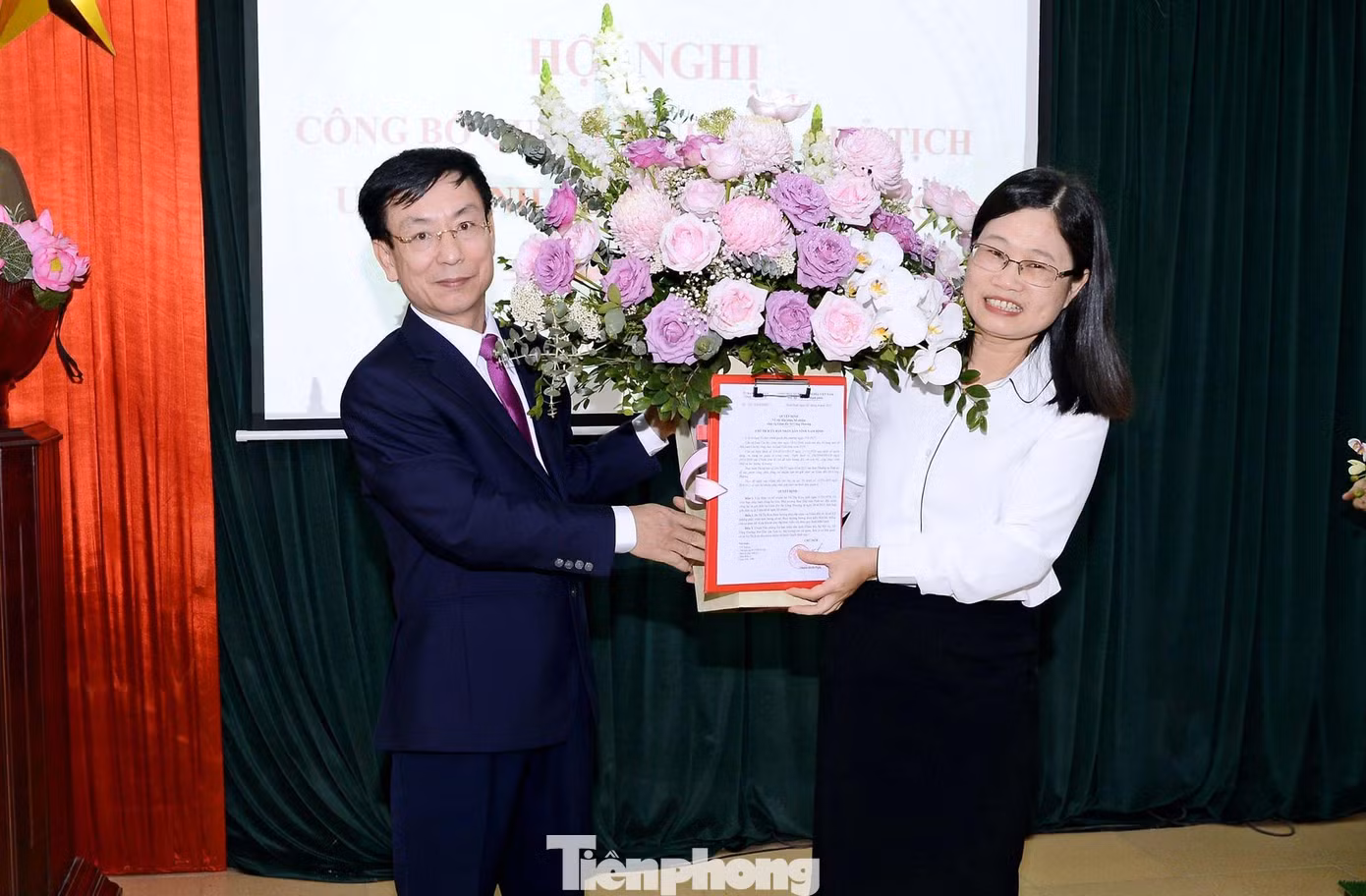 Chủ tịch UBND tỉnh Nam Định Phạm Đình Nghị (trái) trao quyết định và chúc mừng tân Giám đốc Sở Công thương Nam Định Vũ Thị Kim - Ảnh: Hoàng Long