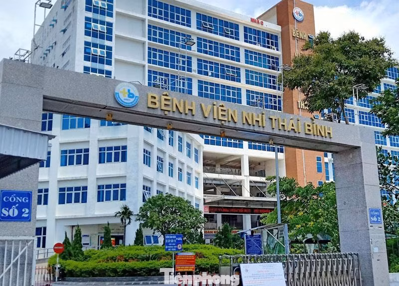 Tại Bệnh viện Nhi tỉnh Thái Bình đang cách ly, điều trị 32 bệnh nhi mắc COVID-19 - Ảnh: Hoàng Long