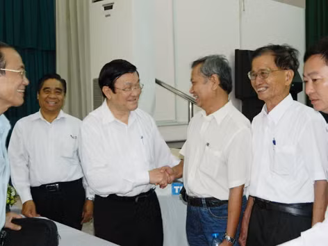 Chủ tịch nước Trương Tấn Sang trao đổi với các cử tri quận 3. Ảnh: Huy Thịnh