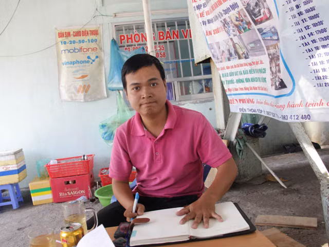  Anh Lê Hoài Phú, người trả lại 80 triệu đồng nhặt được cho khách để quên