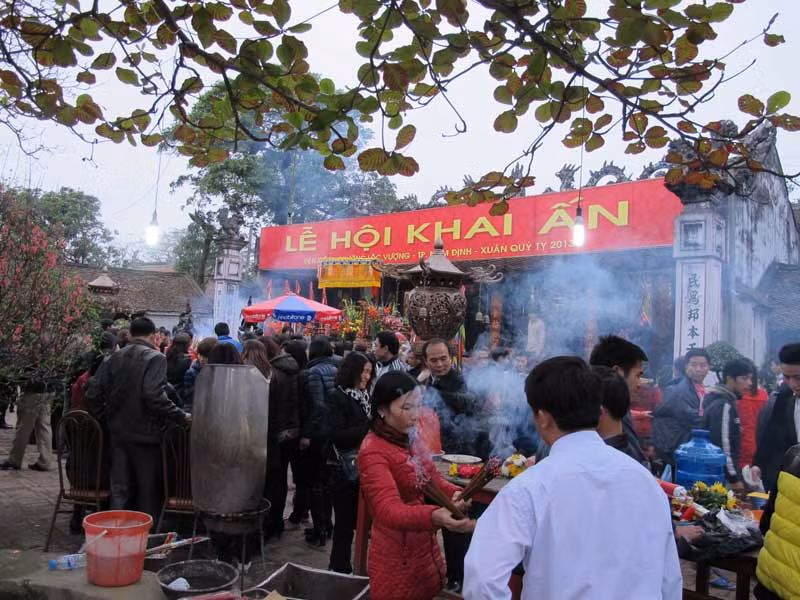 Trước khi đi lễ hội Phủ Dầy, chợ Viềng, du khách thường qua lễ ở đền Trần ngay thành phố Nam Định