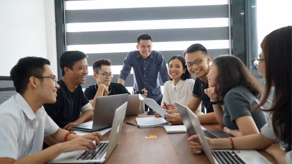 Anh Đình Lực (ở giữa) cùng các cộng sự