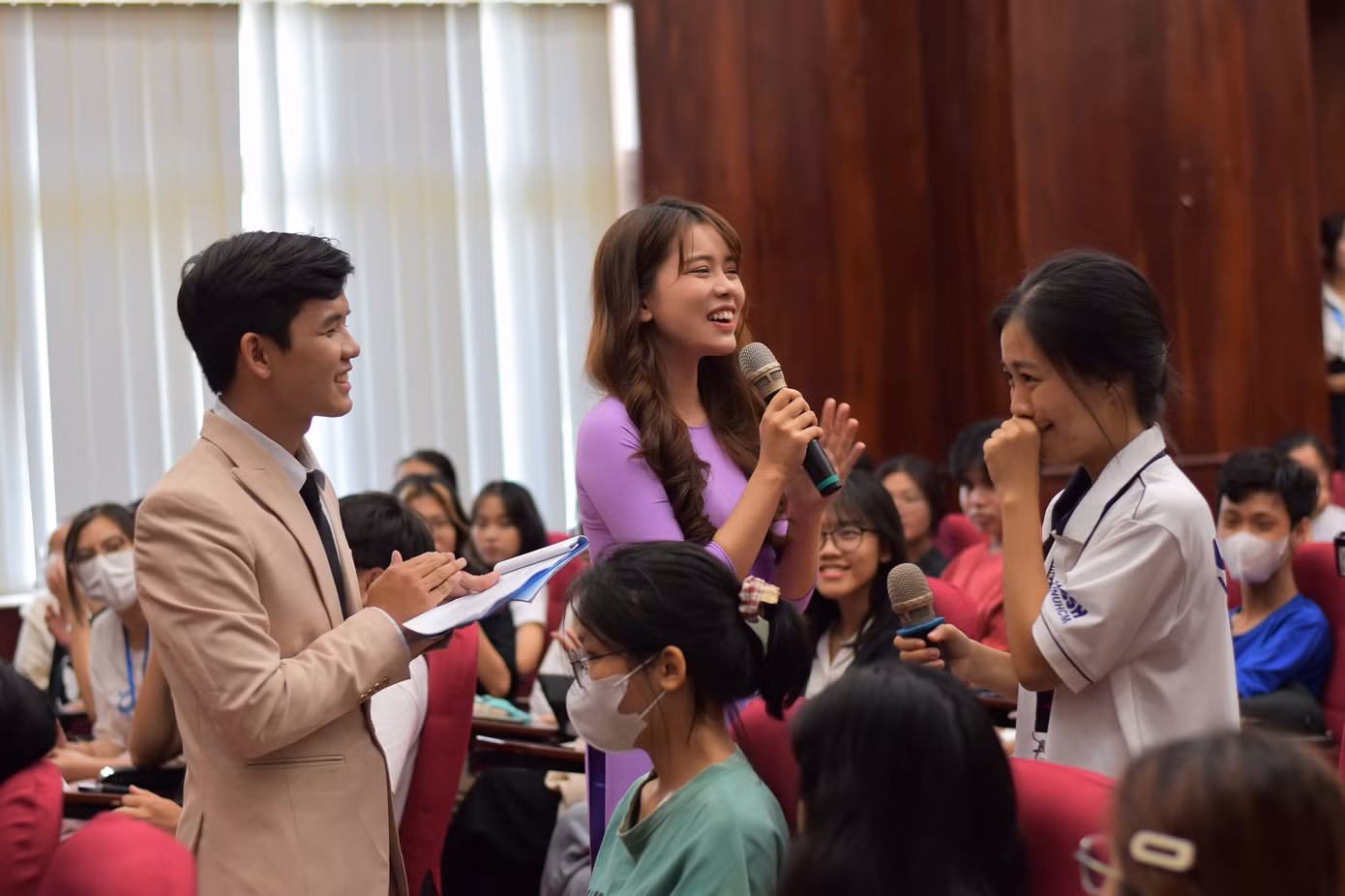 Diễn giả Áo dài Võ Thị Mỹ Duyên trực tiếp xuống giao lưu và thị phạm cho sinh viên kỹ năng sử dụng “giọng bụng” thay “giọng cổ” – kỹ năng mà AI khó có thể thay thế giáo viên