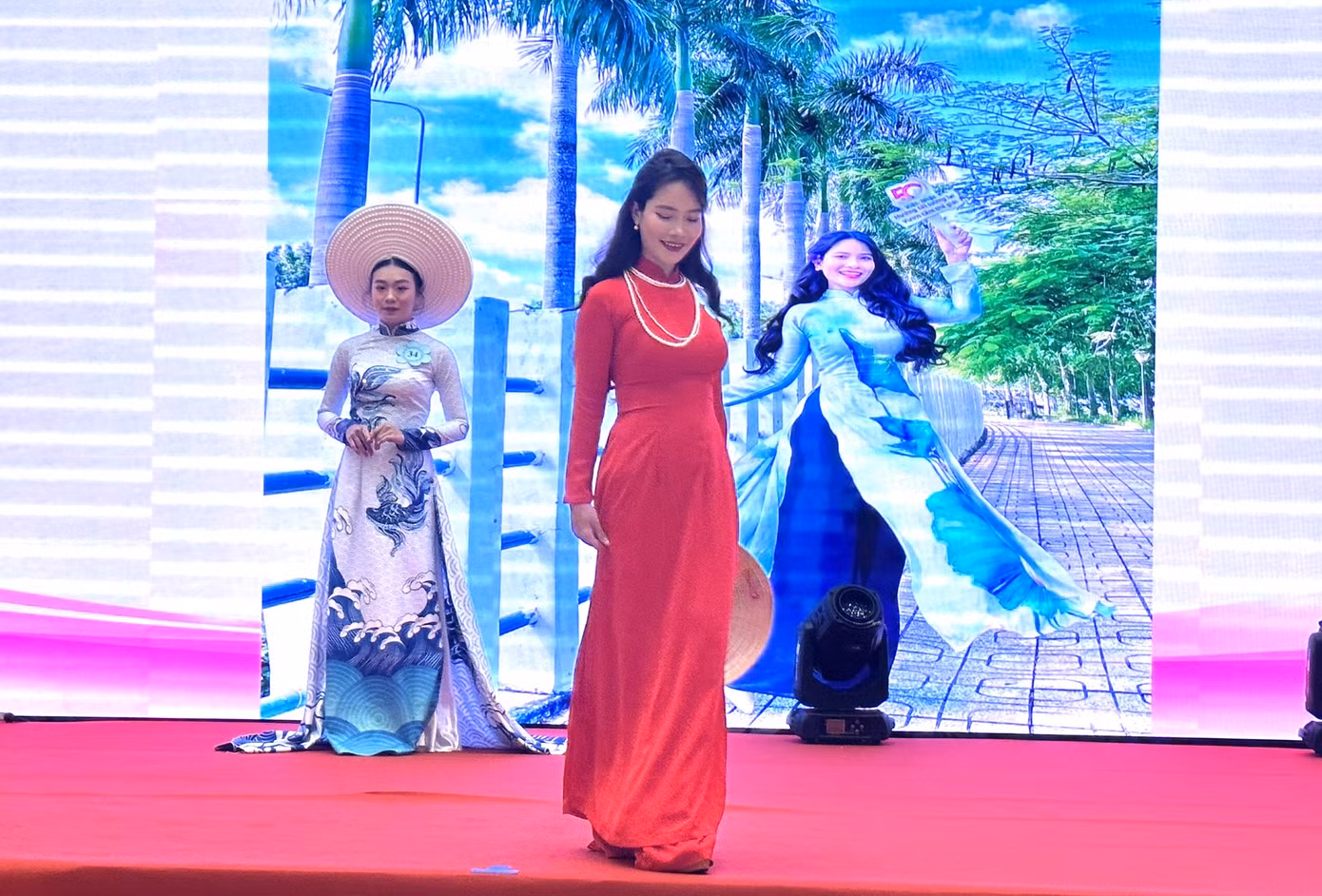 Thí sinh biểu diễn thời trang Thí sinh biểu diễn thời trang