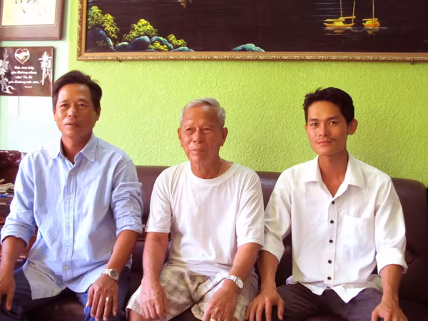 Gia đình ông Lê Mến ba thế hệ làm hậu cần nghề biển Ảnh: Nam Cường