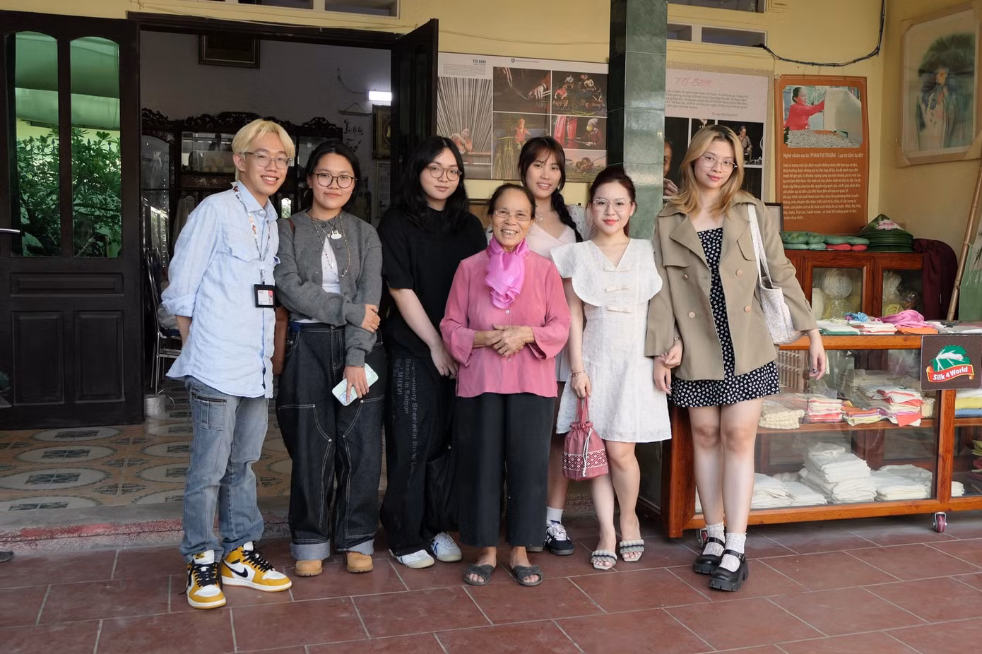 Sinh viên RMIT chụp ảnh với nghệ nhân ưu tú Phan Thị Thuận. (Hình: Titi Rylander, Bùi Hoàng Tiến Dũng) Sinh viên RMIT chụp ảnh với nghệ nhân ưu tú Phan Thị Thuận. (Hình: Titi Rylander, Bùi Hoàng Tiến Dũng)