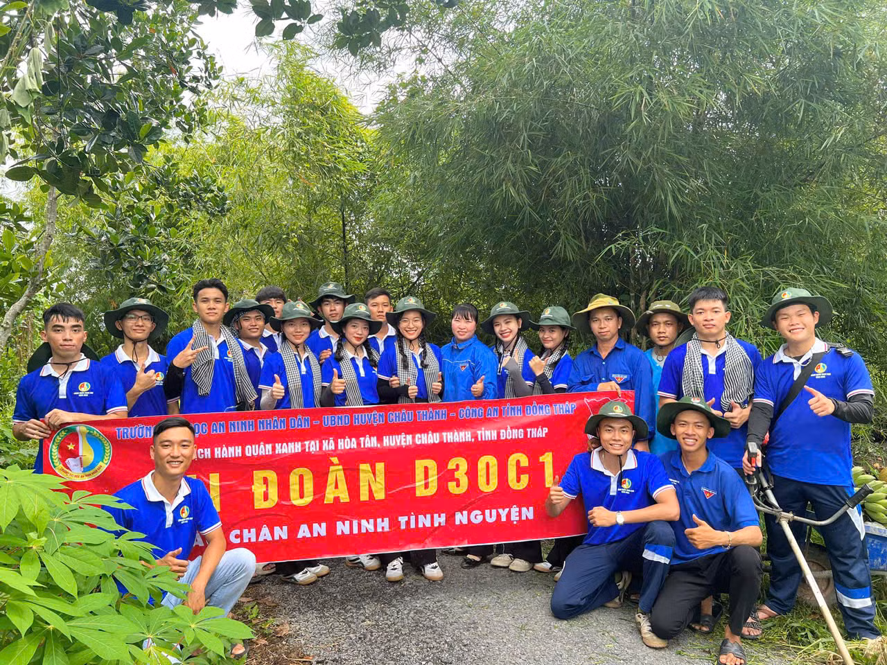 Ngọc Quỳnh tham gia chiến dịch Hành quân xanh “Cùng ăn, cùng ở, cùng làm” với người dân.