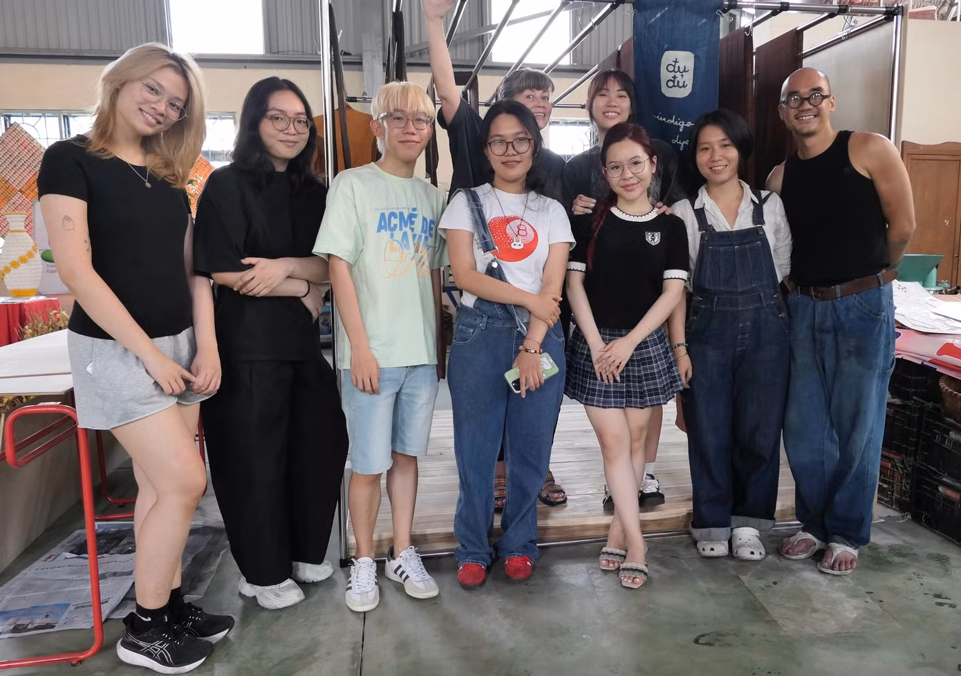 Sinh viên RMIT và giảng viên Titi Rylander cùng các nghệ sĩ đến từ Đu Đủ Indigo. (Hình: Mitchell Vassie, Bùi Hoàng Tiến Dũng) Sinh viên RMIT và giảng viên Titi Rylander cùng các nghệ sĩ đến từ Đu Đủ Indigo. (Hình: Mitchell Vassie, Bùi Hoàng Tiến Dũng)