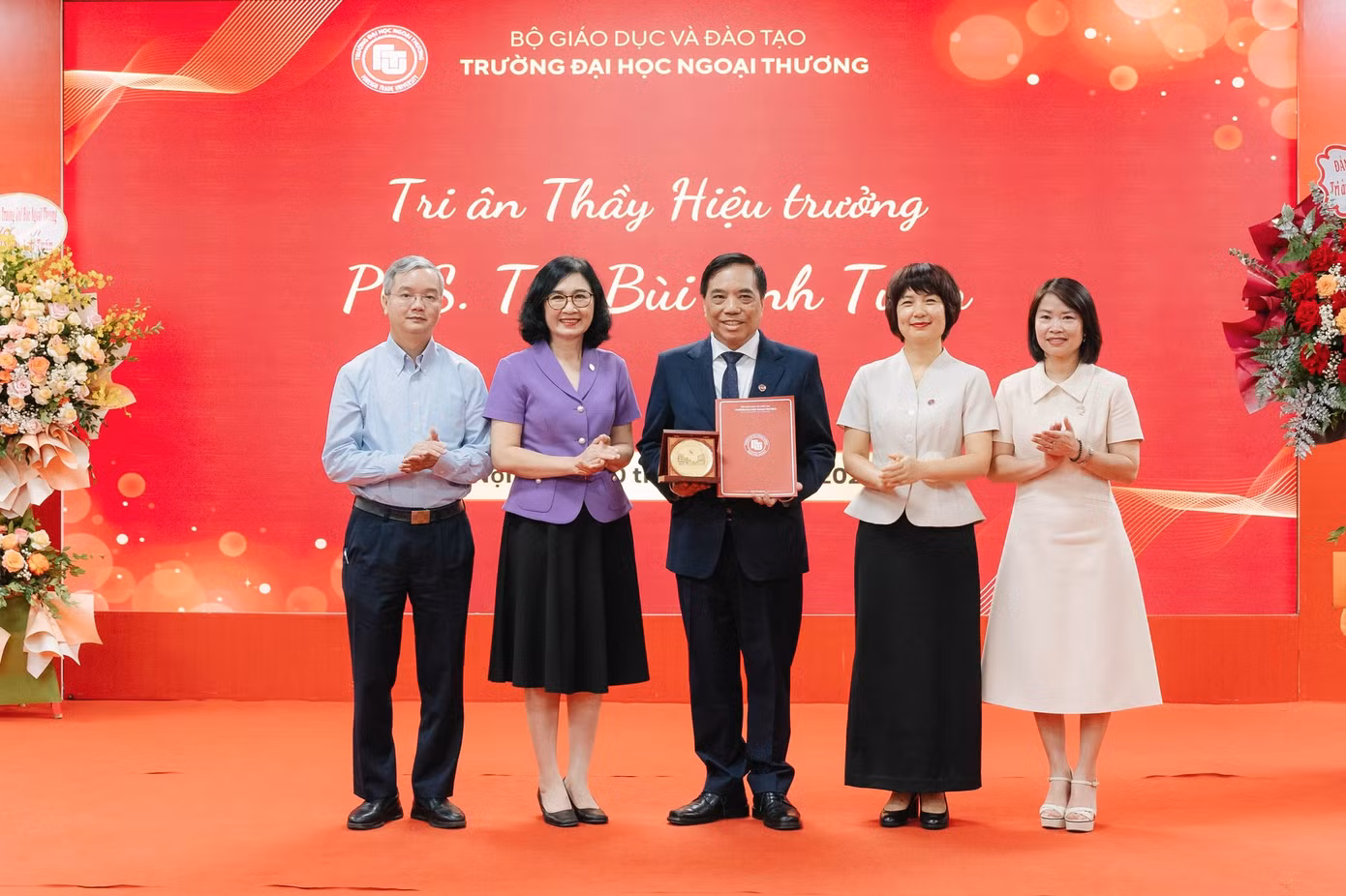 Đại diện lãnh đạo Nhà trường tri ân PGS.TS Bùi Anh Tuấn. Đại diện lãnh đạo Nhà trường tri ân PGS.TS Bùi Anh Tuấn.