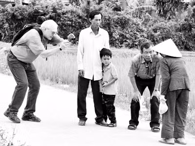  Ông Ron Haeberle trở lại Mỹ Lai ngày 16/3/2013 và gặp gỡ các nhân chứng để tìm sự thật cho bức ảnh