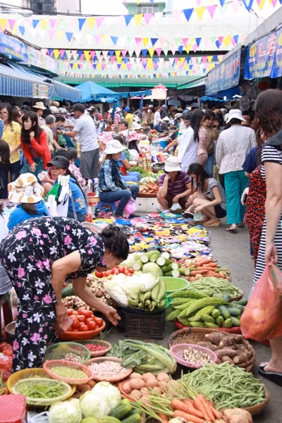 Chợ khá tấp nập nhưng sức mua các mặt hàng nhu yếu phẩm vẫn yếu