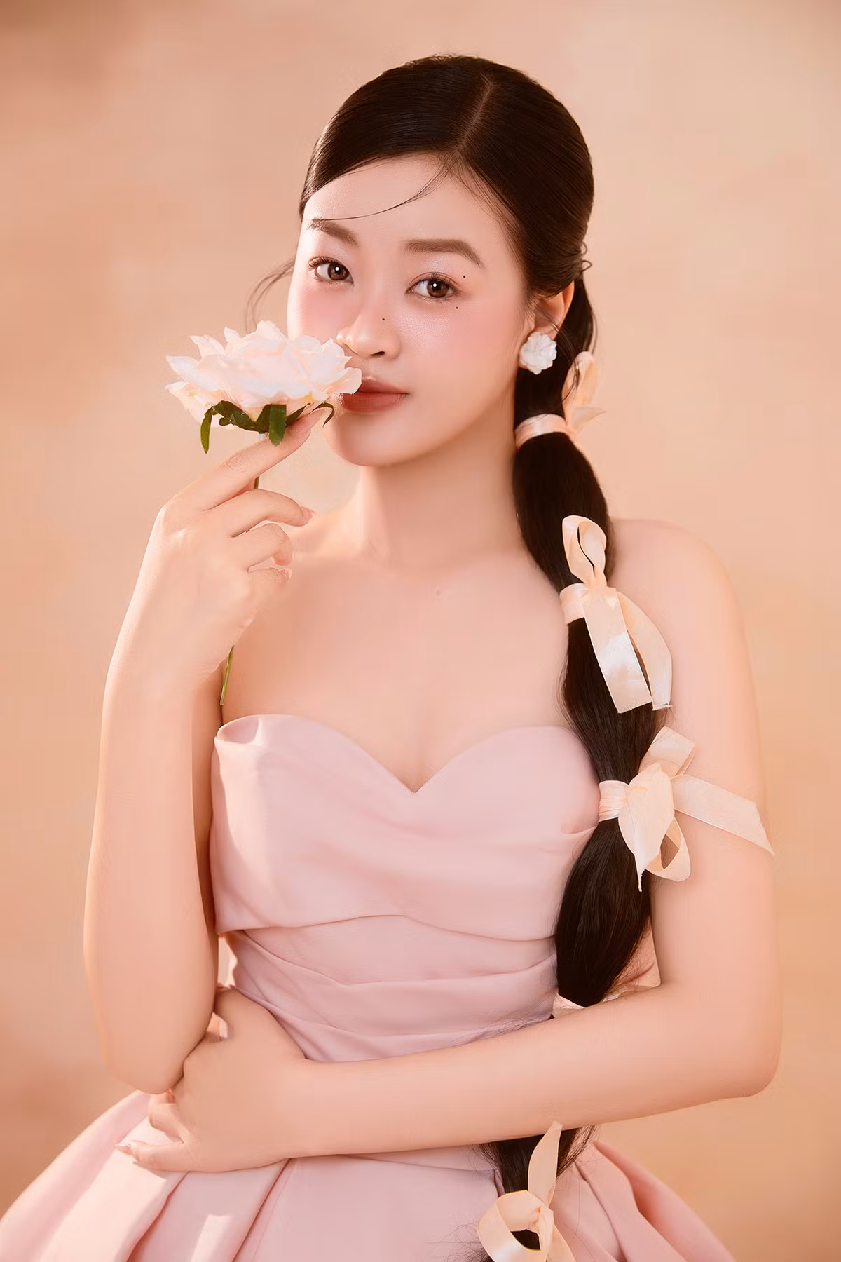 Từ sân khấu trường đến các cuộc thi lớn, Phương Anh chứng minh rằng, chỉ cần dám ước mơ, mọi khó khăn đều có thể vượt qua. Từ sân khấu trường đến các cuộc thi lớn, Phương Anh chứng minh rằng, chỉ cần dám ước mơ, mọi khó khăn đều có thể vượt qua.