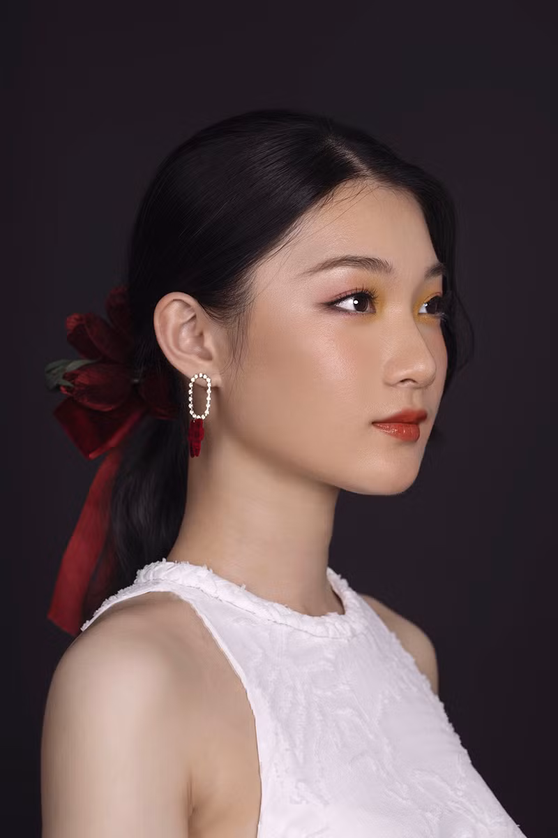 Lý Tiểu Phụng (sinh năm 2004) hiện đang là sinh viên ngành Ngôn ngữ Anh của trường Đại học Tôn Đức Thắng.