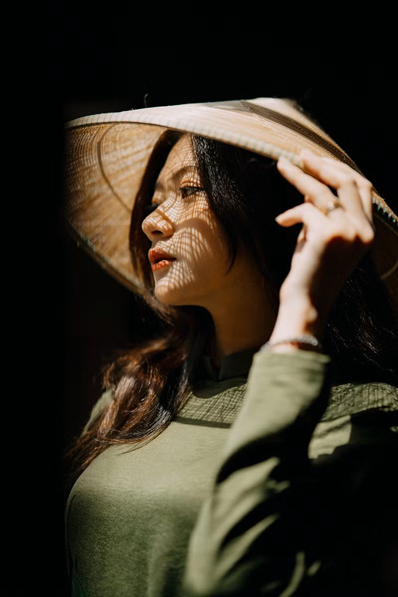Trải qua nhiều khó khăn, sau hơn 2 năm theo đuổi nghề mẫu ảnh, Kim Ngân đã chinh phục thành công nghề và có nhiều bộ ảnh được đón nhận.