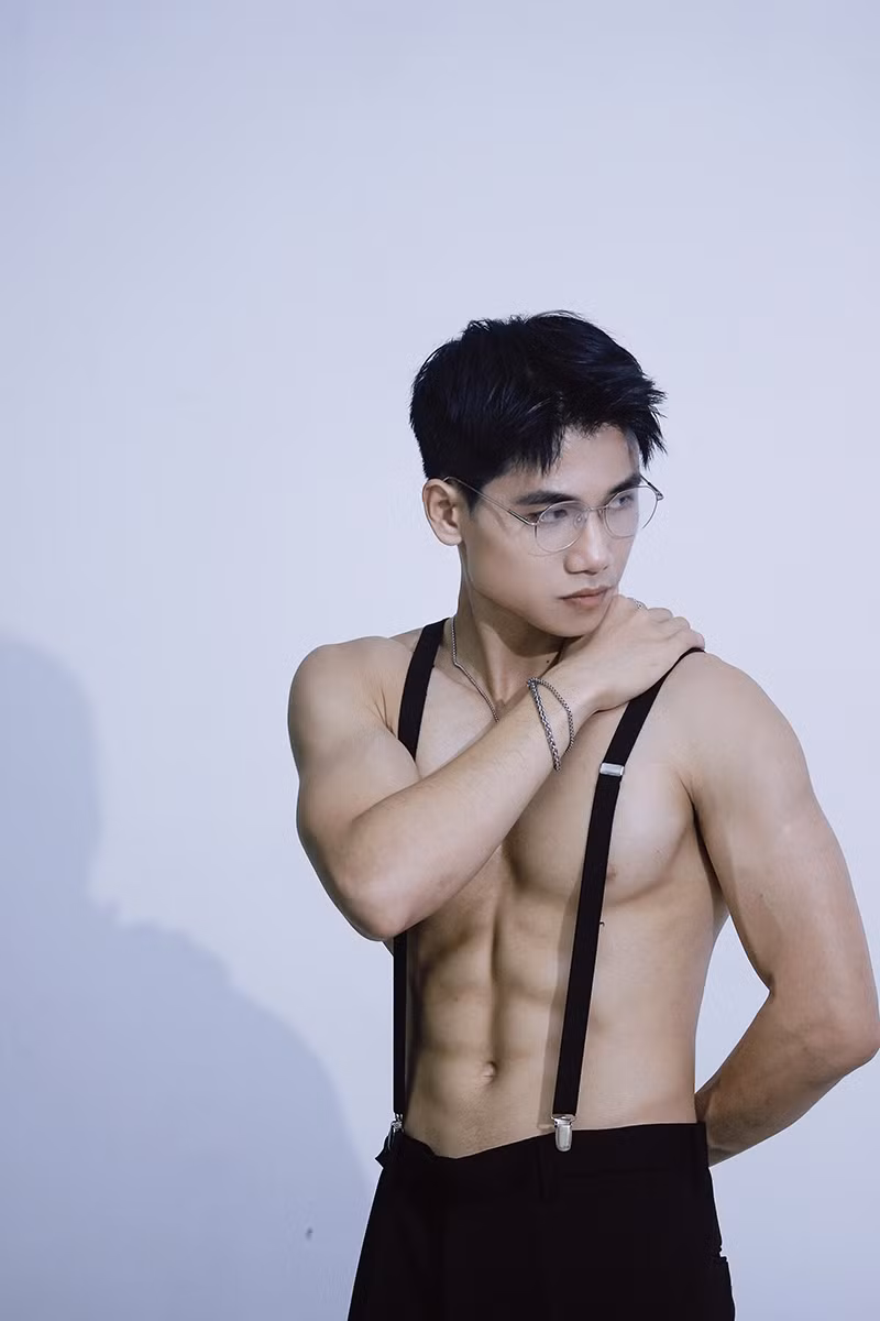 Hiện tại với công việc người mẫu ảnh, để việc chụp hình được tốt và đa dạng phong cách hơn, Tiến Đạt duy trì khối lượng cơ bắp ở mức 70kg.