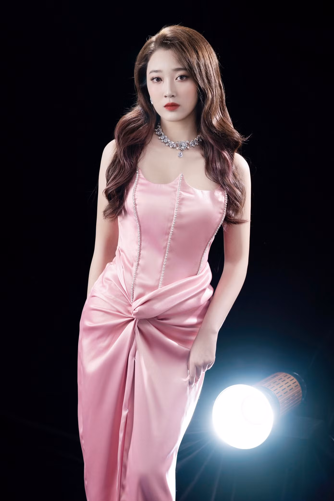 Mặc dù tốt nghiệp ngành Sư phạm Âm nhạc, thế nhưng Diệu Linh lại bén duyên hơn với sự nghiệp Biên đạo múa và trở thành giáo viên dạy dance.