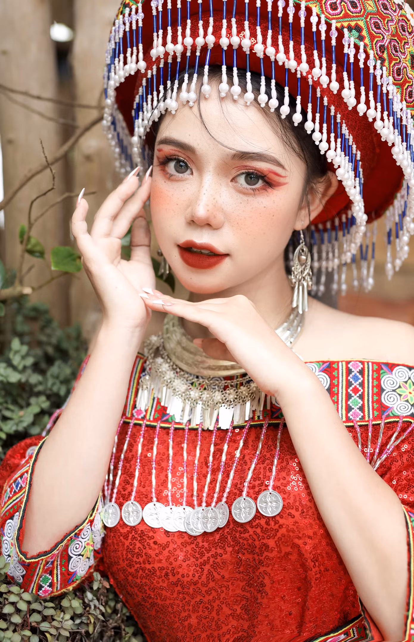 Hà Phương trong trang phục người H’Mông được biến tấu, cách điệu theo hướng hiện đại.