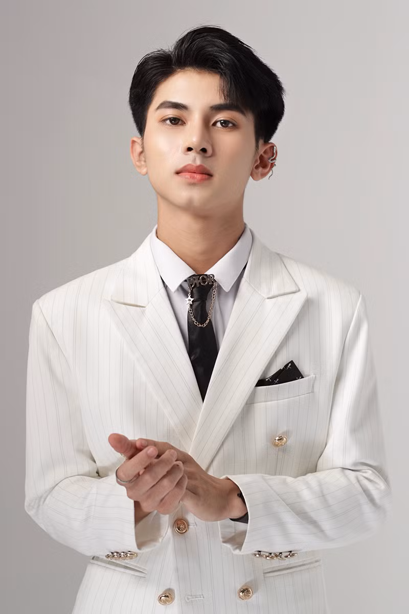 Lê Minh Trực (sinh năm 2003) đang là sinh viên chuyên ngành Kinh doanh thể thao và tổ chức sự kiện của trường Đại học Tôn Đức Thắng.
