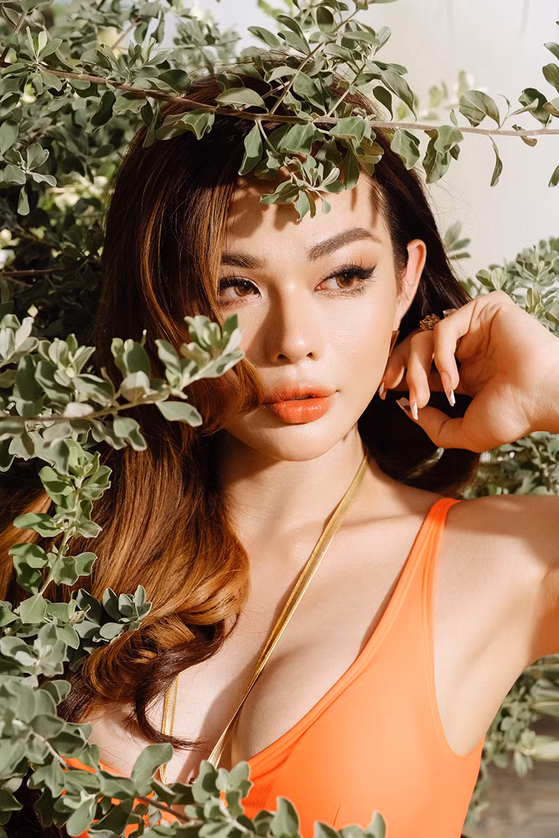 Chung Khiết Anh (sinh năm 2001) là người mẫu chuyển giới và một Makeup Artist.