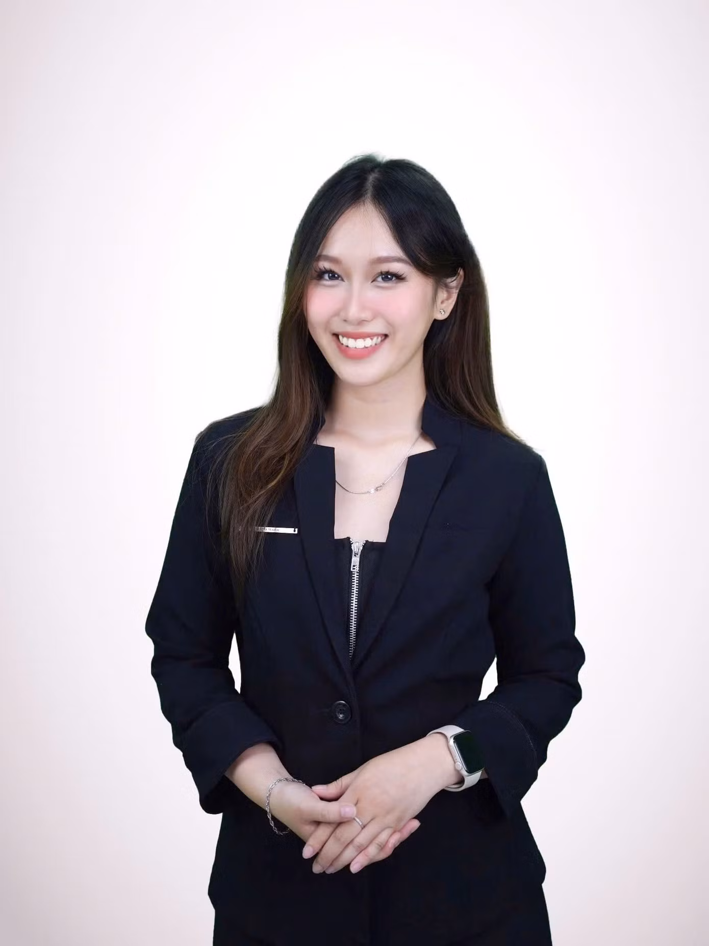 Nguyễn Hà Yến Vy (sinh năm 2005) hiện là sinh viên song ngành Marketing và Tiếng Anh thương mại tại Đại học Kinh tế TP.HCM.